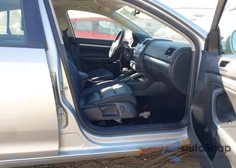 2010 Volkswagen Jetta Limited Edition z USA, uszkodzony, nr VIN 3VWRX7AJ1AM167322